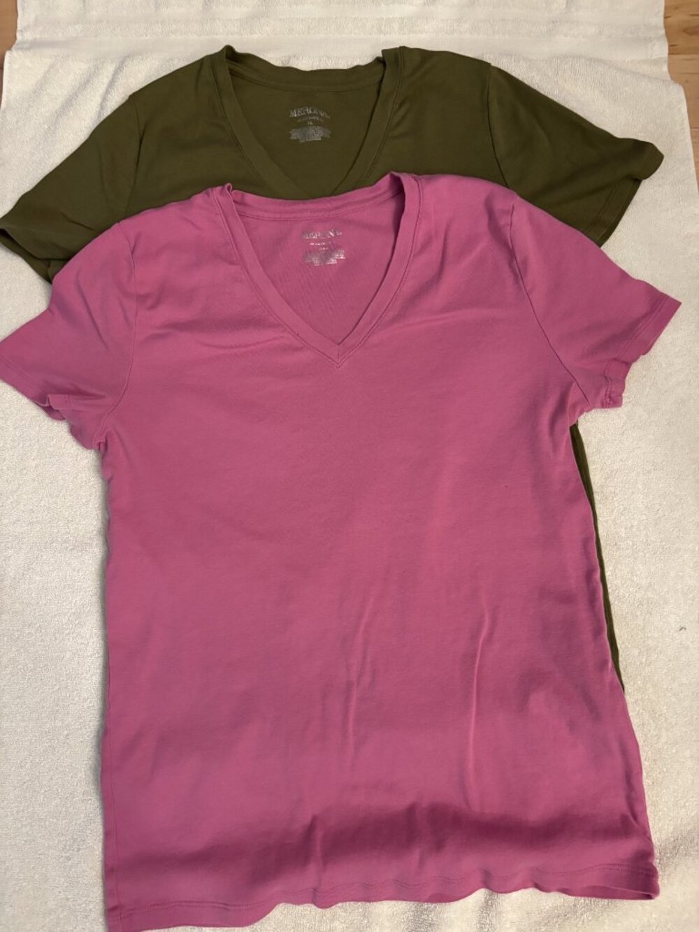 Set of 2 short sleeve, vneck tshirts (mauve & olive green)